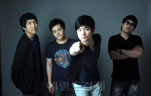 장기하와 얼굴들 본사. 박현구 기자phko@heraldm.com 2011.06.29
장기하와 얼굴들 본사. 박현구 기자phko@heraldm.com 2011.06.29