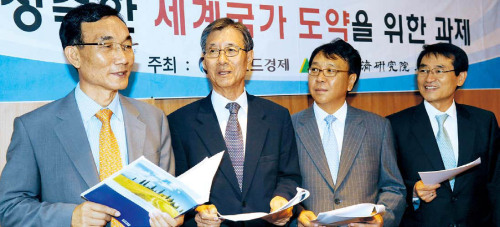 헤럴드경제와 현대경제연구원이 공동 주최하는 연중 기획‘ 성숙한 세계국가 도약을 위한 9대 전략’의 네 번째 세미나가 지난 22일 서울 소공동 롯데호텔에서 열렸다. 이날 세미나는 김주현(오른쪽부터) 현대경제연구원장의 사회로 조동호 이화여대 교수, 장달중 서울대 교수, 이봉조 전 통일부 차관이 참석했다.