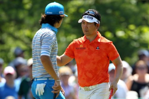 <YONHAP PHOTO-0316> BETHESDA, MD - JUNE 17: (L-R) Ryo Ishikawa of Japan and Y.E. Yang of South Korea are seen during the second round of the 111th U.S. Open at Congressional Country Club on June 17, 2011 in Bethesda, Maryland. Jamie Squire/Getty Images/AFP== FOR NEWSPAPERS, INTERNET, TELCOS & TELEVISION USE ONLY == /2011-06-18 06:50:40/ <저작권자 ⓒ 1980-2011 ㈜연합뉴스. 무단 전재 재배포 금지.>
Korean top golfer Yang Yong-eun (right) and Ryo Ishikawa of Japan during the 2011 U.S. Open on June 17.  AFP-Yonhap News