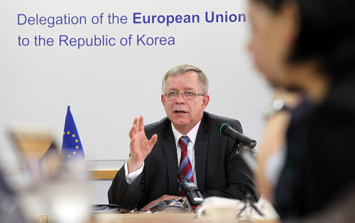 <YONHAP PHOTO-0890> 주한 EU대사 기자회견 (서울=연합뉴스) 이지은 기자 = 토머스 코즐로프스키 주한 유럽연합(EU)대사가 30일 오전 서울 종로구 신문로 주한 유럽연합 대표부에서 한-EU 자유무역협정 관련 기자회견을 하고 있다. 2011.6.30 jieunlee@yna.co.kr/2011-06-30 10:31:53/ <저작권자 ⓒ 1980-2011 ㈜연합뉴스. 무단 전재 재배포 금지.>
<YONHAP PHOTO-0890> 주한 EU대사 기자회견 (서울=연합뉴스) 이지은 기자 = 토머스 코즐로프스키 주한 유럽연합(EU)대사가 30일 오전 서울 종로구 신문로 주한 유럽연합 대표부에서 한-EU 자유무역협정 관련 기자회견을 하고 있다. 2011.6.30 jieunlee@yna.co.kr/2011-06-30 10:31:53/ <저작권자 ⓒ 1980-2011 ㈜연합뉴스. 무단 전재 재배포 금지.>
한ㆍEU 간 FTA 발효(1일)를 하루 앞두고 교역 증대에 대한 양측의 관심이 집중되는 가운데 토머스 코즐로프스키 주한 유럽연합(EU) 대사가 30일 오전 서울 종로구 신문로 주한 유럽연합 대표부에서 기자회견을 하고 있다. 토머스 대사는 관세철폐를 이익으로 얻기 위해 양측 기업이 모두 노력해야 한다고 강조했다.  [연합뉴스]