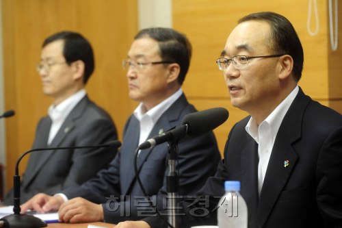 박재완 기획재정부장관과 최준경 지식경제부 장관을 비롯한 각 부처 장차관들<br />이 30일 오전 과천 정부청사 브리핑룸에서 서민생활 안정과 지속성장기반 강화<br />를 위한 2011년 하반기 경제정책방향에 대해 발표하고 있다. 박해묵 기<br />자/mook@heraldm.com
박재완 기획재정부장관과 최준경 지식경제부 장관을 비롯한 각 부처 장차관들
이 30일 오전 과천 정부청사 브리핑룸에서 서민생활 안정과 지속성장기반 강화
를 위한 2011년 하반기 경제정책방향에 대해 발표하고 있다. 박해묵 기
자/mook@heraldm.com
정부는 30일 하반기 경제를 어떻게 이끌어갈지 방향을 발표했다. 박재완(오른쪽) 기획재정부 장관과 최준경 지식경제부 장관을 비롯한 각 부처 장ㆍ차관들이 30일 오전 정부과천청사 브리핑룸에서 서민 생활 안정과 지속 성장 기반 강화를 위한 2011년 하반기 경제 정책 방향에 대해 발표하고 있다.  박해묵 기자/mook@heraldm.com
