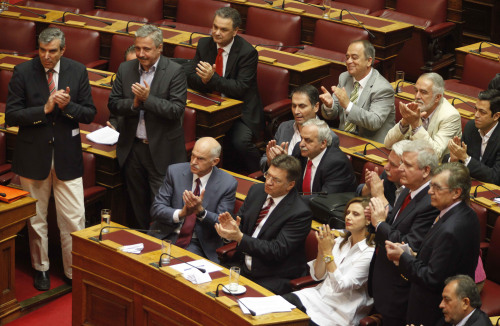 <YONHAP PHOTO-0622> Greek Prime Minister George Papandreou, first left seated, applauds with his party parliament members, after they vote the new austerity measures in the Greek Parliament in Athens Wednesday, June 29, 2011. Greek lawmakers approved a key austerity bill needed to avert default, in a move welcomed by the global markets and the European Union. Draft legislation to implement details the euro 28 billion ($40 billion)austerity package will be put to the vote Thursday. (AP Photo/Eurokinissi, Giorgos Kontarinis) ** GREECE OUT **/2011-06-30 07:56:38/ <저작권자 ⓒ 1980-2011 ㈜연합뉴스. 무단 전재 재배포 금지.>
Greek Prime Minister George Papandreou (first left seated), applauds with his party parliament members, after they vote the new austerity measures in the Greek Parliament in Athens on Wednesday.
AP-Yonhap News