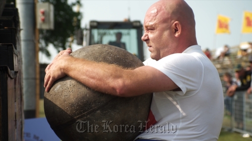 A scene from “The Strongest Man in Holland” by Dutch director Mark De Cloe, the opening film of SIYFF this year. SIYFF