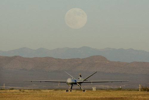 <YONHAP PHOTO-0536> FILE In this Thursday, Oct. 25, 2007 file picture, a Predator drone gets ready for takeoff from Fort Huachuca, Ariz. on a U.S. Customs Border Patrol border mission. As Congress debates border funding and governors demand more assistance, The taxpayers footing this bill, see returns have been mixed: fewer illegal immigrants but little impact on the terrorism issue, and no stoppage of the drug supply. (AP Photo/Ross D. Franklin)/2011-06-22 05:56:45/ <저작권자 ⓒ 1980-2011 ㈜연합뉴스. 무단 전재 재배포 금지.>
White House on Wednesday announced plans that will increase usage of unmanned aircrafts like the predator drone in this picture.
AP-Yonhap News