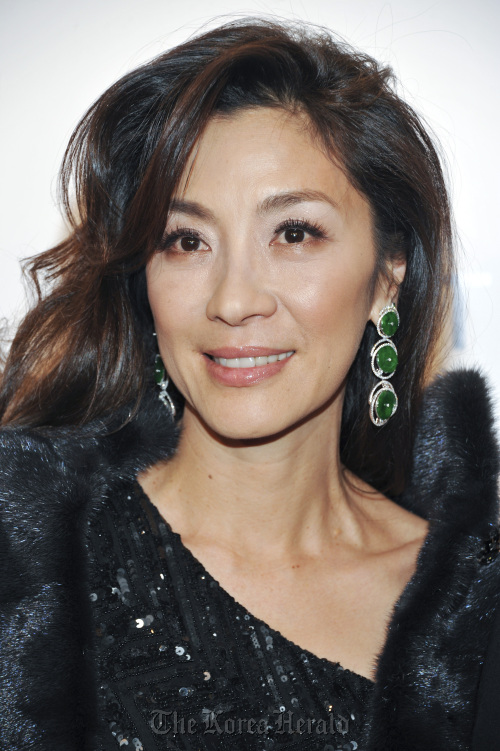 <YONHAP PHOTO-0951> FILE - In this Feb. 9, 2011, file photo, actress Michelle Yeoh attends amfAR's annual New York Gala at Cipriani Wall Street in New York. Officials in Myanmar say the military-backed government has deported Hollywood actress Michelle Yeoh, who stars as pro-democracy leader Aung San Suu Kyi in an upcoming movie. (AP Photo/Evan Agostini, File)/2011-06-28 15:17:32/ <저작권자 ⓒ 1980-2011 ㈜연합뉴스. 무단 전재 재배포 금지.>
Officials in Myanmar say the military-backed government has deported Hollywood actress Michelle Yeoh, who stars as pro-democracy leader Aung San Suu Kyi in an upcoming movie.   AP-Yonhap News