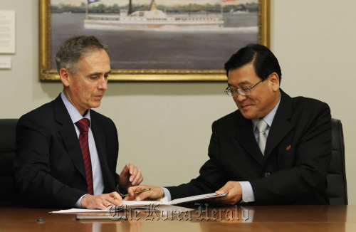 <YONHAP PHOTO-0152> 협정문 교환하는 AP와 조선중앙통신 (AP=연합뉴스) 북한의 조선중앙통신 김병호 사장(오른쪽)과 AP통신 토머스 컬리 사장(왼쪽)이 28일(현지시각) 뉴욕의 AP통신 본사에서 공식 협정문을 교환하고 있다. 두 통신사는 AP통신의 평양 상설 종합지국 개설 등을 내용으로 하는 양해각서를 체결했다고 29일 발표했다./2011-06-30 10:23:45/ <저작권자 ⓒ 1980-2011 ㈜연합뉴스. 무단 전재 재배포 금지.>
North Korea’s Kim Pyong-ho (right), president of Korean Central News Agency, exchanges an agreement during an official signing with Associated Press President and CEO Tom Curley in New York on Tuesday. AP-Yonhap News