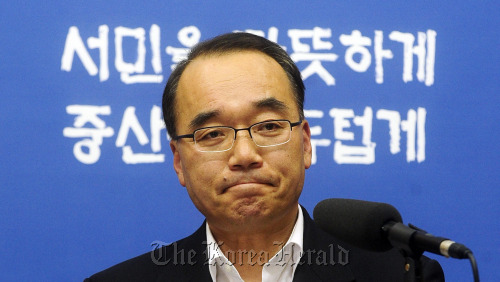 박재완 기획재정부장관과 최준경 지식경제부 장관을 비롯한 각 부처 장차관들이 30일 오전 과천 정부청사 브리핑룸에서 서민생활 안정과 지속성장기반 강화를 위한 2011년 하반기 경제정책방향에 대해 발표하고 있다. 박해묵 기자/mook@heraldm.com