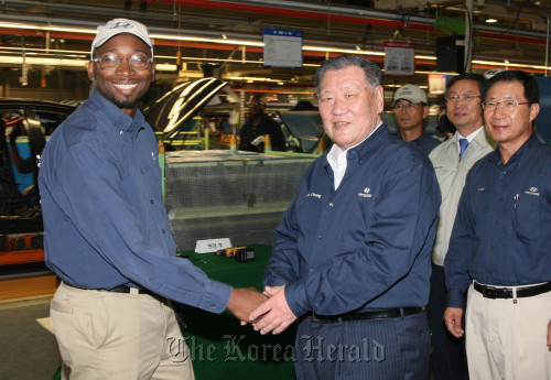 Hyundai Motor Group chairman Chung Mong-koo (right) shakes hands with an American worker during his visit to a Hyundai factory in Alabama, the United States, Tuesday.  Hyundai Motor