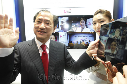 LG Uplus CEO Lee Sang-chul (left) poses at a launch ceremony on Thursday for the company’s fourth-generation LTE services.  Yonhap News