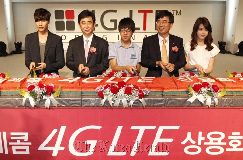 Seo Jin-woo (second from left), president of SK Telecom’s platform business, poses with celebrities and the first subscriber to the company’s fourth-generation LTE services at a launch ceremony on Thursday.  Yonhap News