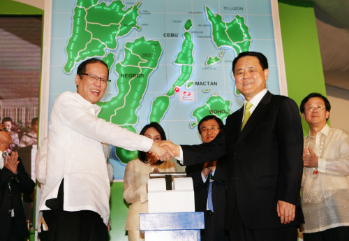 <YONHAP PHOTO-2084> 한전, 필리핀 세부 화력 발전소 준공 (서울=연합뉴스) 김쌍수 한국전력공사 사장(오른쪽)과 필리핀 아키노 대통령이 27일 필리핀 세부에서 열린 한전 세부 발전소 준공식에서 발전소 가동 버튼을 누른 후 악수하고 있다. 2011.6.27 << 한전 >> photo@yna.co.kr/2011-06-27 16:19:14/ <저작권자 ⓒ 1980-2011 ㈜연합뉴스. 무단 전재 재배포 금지.>
President Benigno Aquino of the Philippines (left) shakes hands with Korea Electric Power Corp. CEO Kim Ssang-su at the ceremony marking the completion of a power plant in Cebu on Monday.  Yonhap News