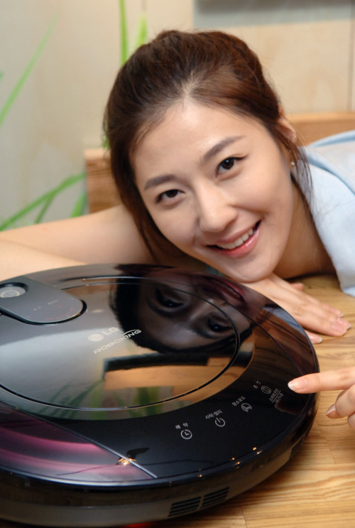 LG전자는 1일 업계 최초로 자동으로 이상 부분을 검사해 음성으로 알려주는 ‘스마트 진단’기능을 탑재한 ‘로보킹’ 로봇청소기 신제품을 출시했다.