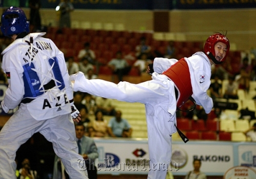 Korea’s Kim Mi-kyung (right) competes against Farida Azizova of Azerbaijan in the women’s under-67 kg final of the WTF World Qualification Tournament for the 2012 London Olympics in Baku, Azerbaijan on Thursday.  WTF