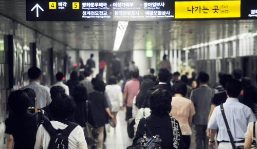 우측보행 않되는 광화문역<br />김명섭 기자 msiron@
우측보행 않되는 광화문역
김명섭 기자 msiron@
우측보행 않되는 광화문역
김명섭 기자 msiron@