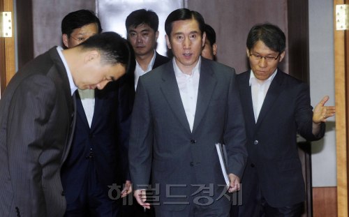 검찰ㆍ경찰 수사권 조정안이 포함된 형사소송법 개정안이 지난달 30일 국회 본회의를 통과한 가운데 조현오 경찰청장이 1일 오전 세종로 청부청사에서 열린 국가정책조정회의에 참석하기 위해 회의장으로 들어서고 있다. 박해묵 기자/mook@heraldm.com
검찰ㆍ경찰 수사권 조정안이 포함된 형사소송법 개정안이 지난달 30일 국회 본회의를 통과한 가운데 조현오 경찰청장이 1일 오전 세종로 청부청사에서 열린 국가정책조정회의에 참석하기 위해 회의장으로 들어서고 있다. 박해묵 기자/mook@heraldm.com