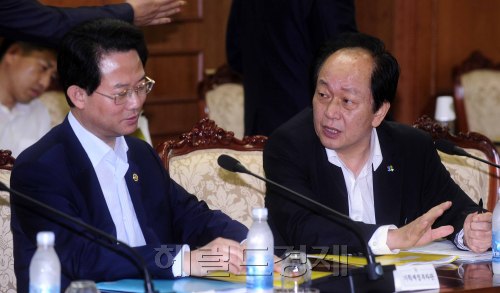 한-EU FTA가 발효된 가운데 서규용 농림수산식품부 장관과 류성걸 기획재정부 차관이 1일 오전 세종로 정부청사에서 열린 제85차 국가조정회의에 참석해 이야기를 나누고 있다. 박해묵 기자/mook@heraldm.com
한-EU FTA가 발효된 가운데 서규용 농림수산식품부 장관과 류성걸 기획재정부 차관이 1일 오전 세종로 정부청사에서 열린 제85차 국가조정회의에 참석해 이야기를 나누고 있다. 박해묵 기자/mook@heraldm.com