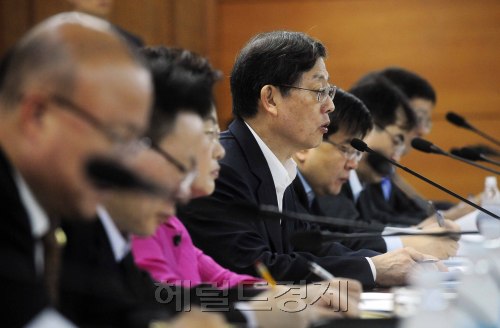 김황식 국무총리가 1일 오전 세종로 청부청사에서 열린 제85차 국가정책조정회의에 참석해 모두발언을 하고 있다. 박해묵 기자/mook@heraldm.com
김황식 국무총리가 1일 오전 세종로 청부청사에서 열린 제85차 국가정책조정회의에 참석해 모두발언을 하고 있다. 박해묵 기자/mook@heraldm.com