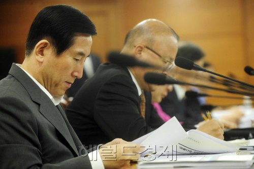 검찰ㆍ경찰 수사권 조정안이 포함된 형사소송법 개정안이 지난달 30일 국회 본회의를 통과한 가운데 조현오 경찰청장이 1일 오전 세종로 청부청사에서 열린 국가정책조정회의에 참석해 회의자료를 검토하고 있다. 박해묵 기자/mook@heraldm.com
검찰ㆍ경찰 수사권 조정안이 포함된 형사소송법 개정안이 지난달 30일 국회 본회의를 통과한 가운데 조현오 경찰청장이 1일 오전 세종로 청부청사에서 열린 국가정책조정회의에 참석해 회의자료를 검토하고 있다. 박해묵 기자/mook@heraldm.com