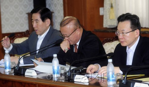 검찰ㆍ경찰 수사권 조정안이 포함된 형사소송법 개정안이 지난달 30일 국회 본회의를 통과한 가운데 조현오 경찰청장(왼쪽)과 황희철 법무부차관(오른쪽)이 1일 오전 세종로 청부청사에서 열린 국가정책조정회의에 참석해 회의자료를 검토하고 있다. 박해묵 기자/mook@heraldm.com
검찰ㆍ경찰 수사권 조정안이 포함된 형사소송법 개정안이 지난달 30일 국회 본회의를 통과한 가운데 조현오 경찰청장(왼쪽)과 황희철 법무부차관(오른쪽)이 1일 오전 세종로 청부청사에서 열린 국가정책조정회의에 참석해 회의자료를 검토하고 있다. 박해묵 기자/mook@heraldm.com