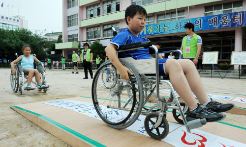 동작구와 한국지체장애인협회가 공동 주최하는 제1회 "일일장애체헙 행사"가 1일 서울 노량진초등학교에서 열려 어린이들이 지체장애 휠체어 타고 낮은 턱 넘기를 하며 생활 속에서 겪는 장애인들의 불편사항과 편의시설 설치의 필요성 등을 체험하는 행사를 갖고 있다. 박현구 기자phko@heraldm.com 2011.07.01
동작구와 한국지체장애인협회가 공동 주최하는 제1회 "일일장애체헙 행사"가 1일 서울 노량진초등학교에서 열려 어린이들이 지체장애 휠체어 타고 낮은 턱 넘기를 하며 생활 속에서 겪는 장애인들의 불편사항과 편의시설 설치의 필요성 등을 체험하는 행사를 갖고 있다. 박현구 기자phko@heraldm.com 2011.07.01