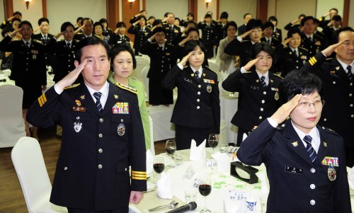 1일 오전 경찰청 대청마루에서 제65주년 여경창설 기념식이 열린 가운데 조현오 경찰청장을 비롯한 여경들이 국민의례를 하고 있다. 박해묵 기자/mook@heraldm.com
1일 오전 경찰청 대청마루에서 제65주년 여경창설 기념식이 열린 가운데 조현오 경찰청장을 비롯한 여경들이 국민의례를 하고 있다. 박해묵 기자/mook@heraldm.com
1일 오전 경찰청 대청마루에서 제65주년 여경창설 기념식이 열린 가운데 조현오 경찰청장을 비롯한 여경들이 국민의례를 하고 있다. 박해묵 기자/mook@heraldm.com