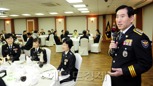 1일 오전 조현오 경찰청장이 경찰청 대청마루에서 열린 제65주년 여경창설 기념식에서 기념사를 하고 있다. 박해묵 기자/mook@heraldm.com
1일 오전 조현오 경찰청장이 경찰청 대청마루에서 열린 제65주년 여경창설 기념식에서 기념사를 하고 있다. 박해묵 기자/mook@heraldm.com