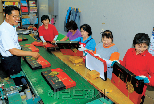 박상덕(왼쪽) 대표와‘ 메자닌 아이팩’ 직원들이 포장용 박스를 제작하고 있다. 새터민 등에게 지속가능한 일자리를 제공하는 이 회사는 통일의 가교 역할을 자임하며 어려움을 뚫고 묵묵히 전진하고 있다. 이상섭 기자/babtong@heraldm.com