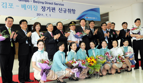 1일 오전 서울 김포국제공항에서 열린 대한항공 김포-베이징 노선 신규 취항식에서 우기홍(뒷줄 왼쪽 7번째)  대한항공 여객사업본부장 및 관계자들이 취항식을 마치고 기념촬영을  하고 있다./ 안훈기자 rosedale@ 2011.07.01
1일 오전 서울 김포국제공항에서 열린 대한항공 김포-베이징 노선 신규 취항식에서 우기홍(뒷줄 왼쪽 7번째)  대한항공 여객사업본부장 및 관계자들이 취항식을 마치고 기념촬영을  하고 있다./ 안훈기자 rosedale@ 2011.07.01