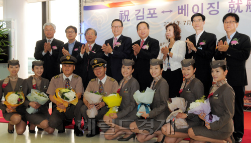 1일 오전 서울 김포국제공항에서 열린 아시아나항공 김포-베이징 노선 신규 취항식에서 윤영두(뒷줄 왼쪽 4번째) 아시아나항공 사장 및 관계자들이 취항식을 마치고 기념촬영을 하고 있다./ 안훈기자 rosedale@ 2011.07.01
1일 오전 서울 김포국제공항에서 열린 아시아나항공 김포-베이징 노선 신규 취항식에서 윤영두(뒷줄 왼쪽 4번째) 아시아나항공 사장 및 관계자들이 취항식을 마치고 기념촬영을 하고 있다./ 안훈기자 rosedale@ 2011.07.01