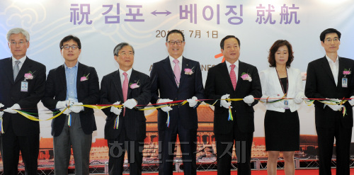 1일 오전 서울 김포국제공항에서 열린 아시아나항공 김포-베이징 노선 신규 취항식에서 윤영두( 왼쪽 4번째) 아시아나항공 사장 및 관계자들이 테이프 커팅을 하고 있다./ 안훈기자 rosedale@ 2011.07.01
1일 오전 서울 김포국제공항에서 열린 아시아나항공 김포-베이징 노선 신규 취항식에서 윤영두( 왼쪽 4번째) 아시아나항공 사장 및 관계자들이 테이프 커팅을 하고 있다./ 안훈기자 rosedale@ 2011.07.01