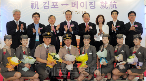 1일 오전 서울 김포국제공항에서 열린 아시아나항공 김포-베이징 노선 신규 취항식에서 윤영두(뒷줄 왼쪽 4번째) 아시아나항공 사장 및 관계자들이 취항식을 마치고 기념촬영을 하고 있다./ 안훈기자 rosedale@ 2011.07.01
1일 오전 서울 김포국제공항에서 열린 아시아나항공 김포-베이징 노선 신규 취항식에서 윤영두(뒷줄 왼쪽 4번째) 아시아나항공 사장 및 관계자들이 취항식을 마치고 기념촬영을 하고 있다./ 안훈기자 rosedale@ 2011.07.01