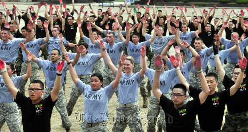 대한민국 ROTC창설 50주년을 맞아 한미  학군사관후보생들이 30일 육군 학생중앙군사학교에서 함께 훈련을 받으며 점심식사를 하고 있다. 지난 28일 부터 7월1일까지 미국 후보생들은 한국 후보생들 집에서 1박2일 홈스테이도 한다.<br />김명섭 기자 msiron@
South Korean and U.S. Reserve Officers’ Training Corps cadets engage in a joint physical training session at the Army Cadet Command in Seongnam, Gyeonggi Province, Thursday.  Kim Myung-sub/The Korea Herald