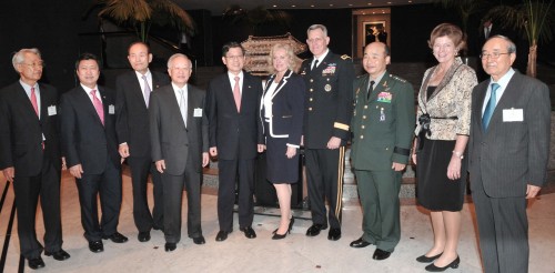 Prime Minister Kim Hwang-sik (fifth from left), U.S. Ambassador Kathleen Stephens (second from right), 8th
U.S. Army Commander Lieut. Gen. John D. Johnson (fourth from right) and other participants pose before the Korea America Friendship Night party at a hotel in Seoul on Thursday. (Chung Hee-cho/The Korea Herald)