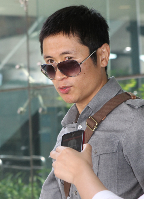 <YONHAP PHOTO-1219> 알 힐랄 떠난 이영표 "현역 은퇴도 고민 중" (영종도=연합뉴스) 김은경 기자 = 사우디아라비아 프로축구 알 힐랄 생활을 정리한 이영표가 28일 오후 인천국제공항을 통해 귀국하며 취재진의 질문에 답하고 있다. 이영표는 "새 팀에 가서 선수로 더 뛸지, 아니면 현역에서 물러나 다른 진로를 준비할지 생각 중"이라고 밝혔다. 2011.6.28 kamja@yna.co.kr/2011-06-28 16:39:52/ <저작권자 ⓒ 1980-2011 ㈜연합뉴스. 무단 전재 재배포 금지.>
Lee Young-pyo likely won’t suit up for a K-League club.    Yonhap News