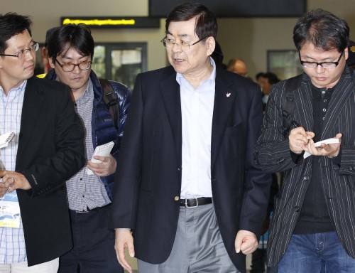<YONHAP PHOTO-0048> 평창유치 노력하는 조양호 위원장 (더반=연합뉴스) 이상학 기자 = 조양호 평창동계올림픽유치위원회 위원장이 2일 오후 남아공 더반 킹샤카국제공항에 도착, 취재진의 질문에 답하고 있다. 2011.7.3 leesh@yna.co.kr/2011-07-03 00:40:24/ <저작권자 ⓒ 1980-2011 ㈜연합뉴스. 무단 전재 재배포 금지.>
PyeongChang bid chief Cho Yang-ho (center) talks to reporters in Durban, South Africa.   Yonhap News