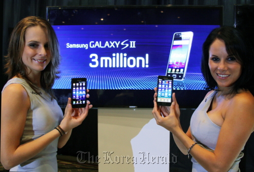 Models show Samsung Electronics’ smartphone “Galaxy S2” in celebration of the launch of the phones in Mexico on June 30. The sales of the phones have broken the 3-million barrier.  Yonhap News