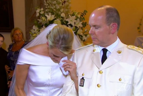 Charlene Princess of Monaco is wiping a tear from her eye during the wedding service in the chapel of the Sainte Devote Church to Prince Albert II of Monaco (right) Saturday, 2011.
(AP-Yonhap News)
알베르 모나코 왕자, 샤틀렌 위트스톡 결혼식/