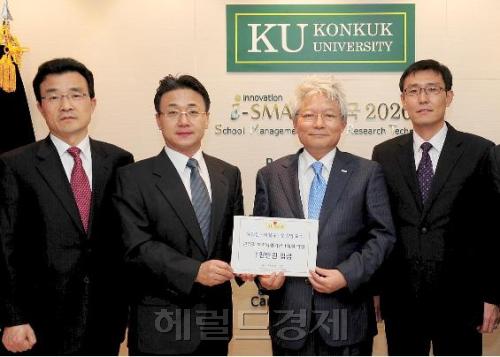 왼쪽부터 이철규ㆍ유왕진 교수, 김진규 총장, 문종범 교수