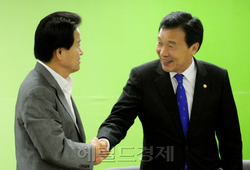 민주당 손학규(오른쪽) 대표가  4일 오전 영등포  당사에서 열린 최고위원회의에서 중국 정부 초청으로 방중길에 오르기 위해 자리를 <br />더나며 정동영 최고위원과 악수를 하고 있다. 최근 손 대표와 두 최고위원은 당의 대북정책 기조를 놓고 갈등을 빚었다.양동출dcyang@heraldm.com/110704/
민주당 손학규(오른쪽) 대표가  4일 오전 영등포  당사에서 열린 최고위원회의에서 중국 정부 초청으로 방중길에 오르기 위해 자리를
더나며 정동영 최고위원과 악수를 하고 있다. 최근 손 대표와 두 최고위원은 당의 대북정책 기조를 놓고 갈등을 빚었다.양동출dcyang@heraldm.com/110704/
민주당의 대북정책 기조를 놓고 충돌한 손학규 대표(오른쪽)와 정동영 최고위원이 4일 영등포 당사에서 열린 최고위원회의에서 악수를 하고 있다.  양동출 기자/dcyang@