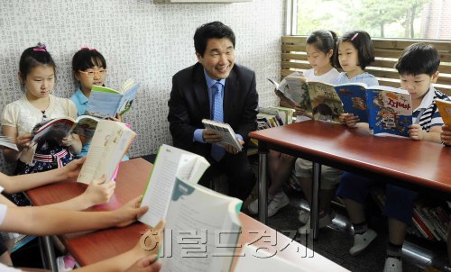 이주호 교육과학기술부장관이 4일 오전 서울 양천구 목원초등학교에서 독서교육활성화 방안에 대해 발표하고 있다. 박해묵 기자/mook@heraldm.com
이주호 교육과학기술부장관이 4일 오전 서울 양천구 목원초등학교에서 독서교육활성화 방안에 대해 발표하고 있다. 박해묵 기자/mook@heraldm.com
이주호 교육과학기술부 장관이 4일, 서울 양천구 목6동 목원초등학교에서 독서교육 활성화 방안에 대해 발표하고 있다.
박해묵 기자/mook@heraldm.com