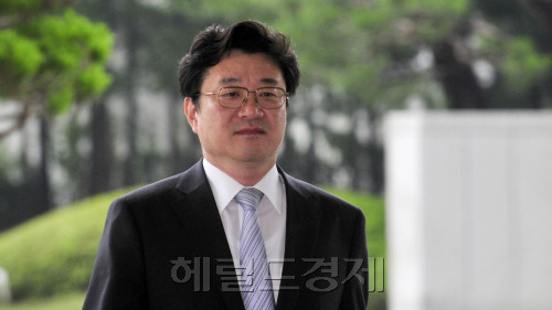 김준규 검찰총장이 4일 오전 서울 서초동 대검찰청으로 출근하고 있다. 김총장은 수사권 조정안의 국회 수정통과와 관련해 오늘 거취를 밝힐 예정이다.<br />김명섭 기자 msiron@
김준규 검찰총장이 4일 오전 서울 서초동 대검찰청으로 출근하고 있다. 김총장은 수사권 조정안의 국회 수정통과와 관련해 오늘 거취를 밝힐 예정이다.
김명섭 기자 msiron@