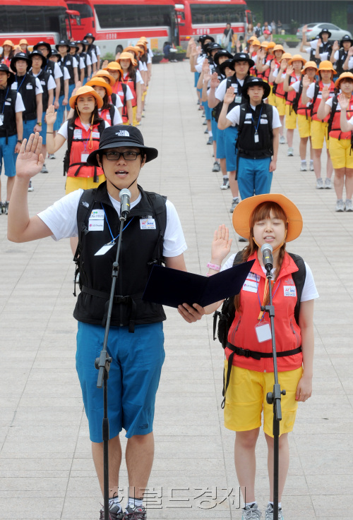 4일 오전 서울광장에서 대한민국 희망원정대 발대식이 열리는 가운데 국토순례단 남녀 대표가 선서를 하고 있다./ 안훈기자 rosedale@ 2011.07.04
4일 오전 서울광장에서 대한민국 희망원정대 발대식이 열리는 가운데 국토순례단 남녀 대표가 선서를 하고 있다./ 안훈기자 rosedale@ 2011.07.04
4일 오전 서울광장에서 ‘대한민국 희망원정대’ 발대식이 열린 가운데 국토순례단 남녀 대표가 선서를 하고 있다. ‘희망원정대’ 국토순례단은 산악인 박영석 씨의 지도 아래 18박19일 일정으로 도보 대장정에 나선다. 행사에 참가하는 대학생 96명은 5일 경남 사천을 출발해 경남 합천, 경북 상주, 충북 청원과 진천을 거쳐 21일 오후 4시 서울광장에 온다.   안훈 기자/rosedale@