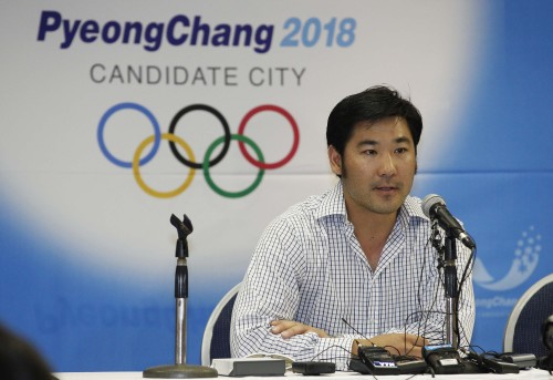 <YONHAP PHOTO-1725> 평창 프리젠터 토비 도슨 (더반<남아공>=연합뉴스) 이상학 기자 = 2018년 동계올림픽 개최지 결정을 위한 국제올림픽위원회(IOC) 총회에서 평창 프리젠터(발표자)로 나설 토비 도슨(한국명 김수철)이 3일 오후 남아공 더반 리버사이드 호텔에서 기자회견을 하고 있다. 2011.7.3 leesh@yna.co.kr/2011-07-03 23:50:40/ <저작권자 ⓒ 1980-2011 ㈜연합뉴스. 무단 전재 재배포 금지.>
Former Olympic bronze medalist Toby Dawson speaks during a press conference in Durban, South Africa, Sunday.  Yonhap News
