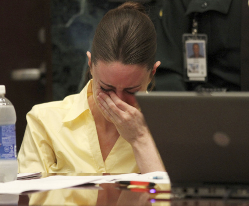 Casey Anthony reacts as the state presents its closing arguments in her murder trial in Orlando, Fla., Sunday, July 3, 2011. Anthony has plead not guilty to first-degree murder in the death of her daughter, Caylee, and could face the death penalty if convicted of that charge. (AP-Yonhap News)
