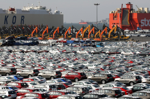 Kia Motors Corp. vehicles bound for export await shipment at the port in Pyeongtaek, Gyeonggi Province.  Bloomberg