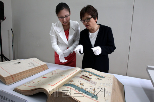김영나 국립중앙박물관장(오른쪽)과 유새롬 학예연구사가 4일 오후 서울 용산구 국립중앙박물관 수장고 유물포장실에서 숙종인현왕후가례도감 등 프랑스에서 돌아온 외규장각 의궤를 언론에 공개하고 있다. <br />김명섭 기자 msiron@
김영나 국립중앙박물관장(오른쪽)과 유새롬 학예연구사가 4일 오후 서울 용산구 국립중앙박물관 수장고 유물포장실에서 숙종인현왕후가례도감 등 프랑스에서 돌아온 외규장각 의궤를 언론에 공개하고 있다.
김명섭 기자 msiron@