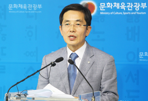 <YONHAP PHOTO-1318> 신임 유병한 한국저작권위원회 위원장 기자간담회 (서울=연합뉴스) 홍기원 기자 = 한국저작권위원회 유병한 위원장이 4일 오전 서울 종로구 와룡동 문화체육관광부에서 열린 기자간담회에서 인사말을 하고 있다. 2011.7.4 xanadu@yna.co.kr/2011-07-04 13:17:06/ <저작권자 ⓒ 1980-2011 ㈜연합뉴스. 무단 전재 재배포 금지.>
Yu Byong-han, chairman of the Korea Copyright Commission Yonhap News
