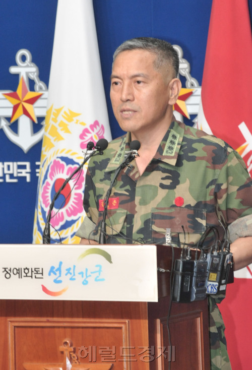 4일 강화 해병총기난사사건으로 4명이  사망한 가운데 김태은 해병정훈공보실장이 국방부에서 브리핑을 하고 있다.<br />정희조 기자/checho@heraldm.com 110704
4일 강화 해병총기난사사건으로 4명이  사망한 가운데 김태은 해병정훈공보실장이 국방부에서 브리핑을 하고 있다.
정희조 기자/checho@heraldm.com 110704
