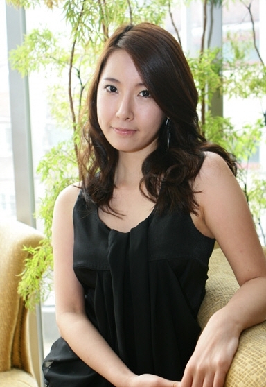 귀여니 (이윤세) 인터넷소설가, 2001년 인터넷 소설 '그놈은 멋있었다' 작가, 서울종합예술전문학교 방송구성작가예능학부 겸임교수 / 귀여니 이윤세, 토토사이트 공지 교수 임용…네티즌 ‘시끌’