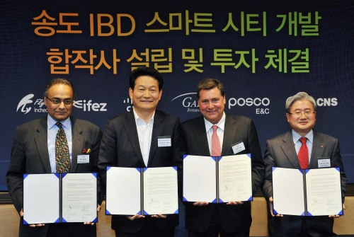 <YONHAP PHOTO-2006> 송도국제업무단지 스마트 시티로 개발 (인천=연합뉴스) 4일 쉐라톤 인천 호텔에서 열린 NSIC-시스코 투자 계약 발표회에서 아닐 메논 시스코 글로벌라이제이션 총괄 사장, 송영길 인천시장, 스탠리 게일 NSIC 회장, 김대훈 LG CNS CEO(사진 왼쪽부터)가 기념 촬영을 하고 있다. 2011.7.4 <<NSIC>> smj@yna.co.kr/2011-07-04 17:03:01/ <저작권자 ⓒ 1980-2011 ㈜연합뉴스. 무단 전재 재배포 금지.>
Officials pose after New Songdo International City Development and Cisco Systems signed a $47 million deal in Incheon on Monday. From left: President of Cisco’s Globalization and S+CC business division Anil Menon, Incheon Mayor Song Young-gil, New Songdo International City Development chairman Stanley Gale, and LG CNS CEO Kim Dae-hoon. New Songdo International City Development
